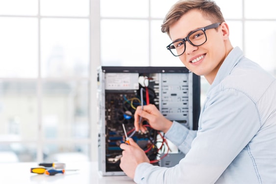 Técnico da Laser Informática realizando manutenção em um computador desktop